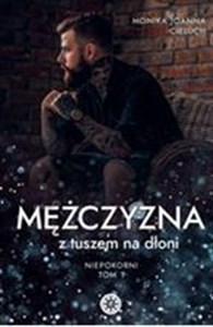 Obrazek Mężczyzna z tuszem na dłoni